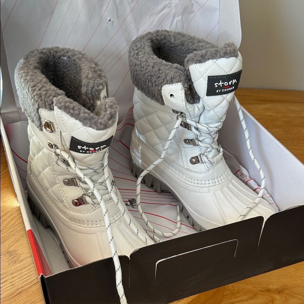 Cougar White and Gray Winter Boots